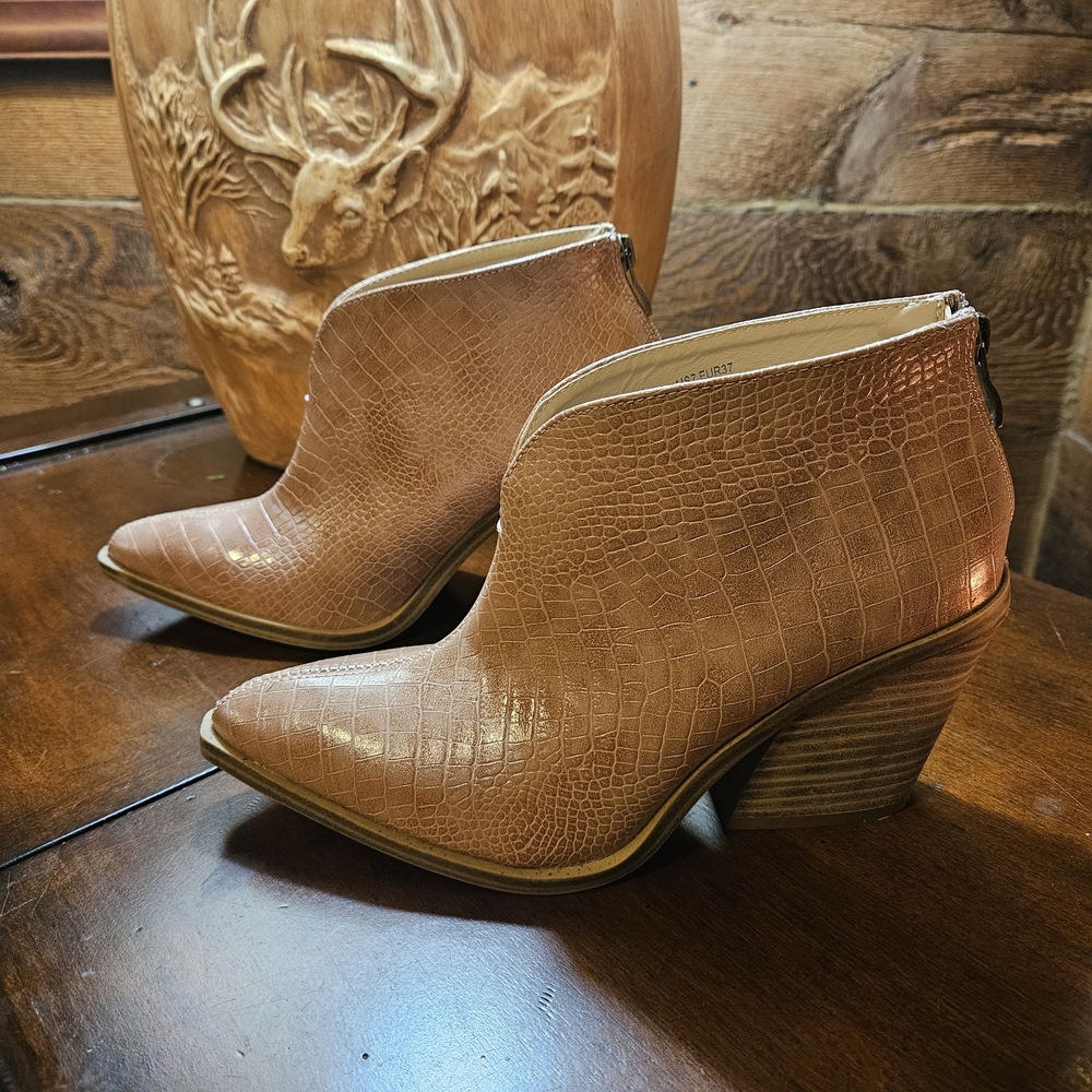 Barn Babe Light Pink 🩷 Crocodile-Embossed Leather Ankle Boots - Picture 2 of 8